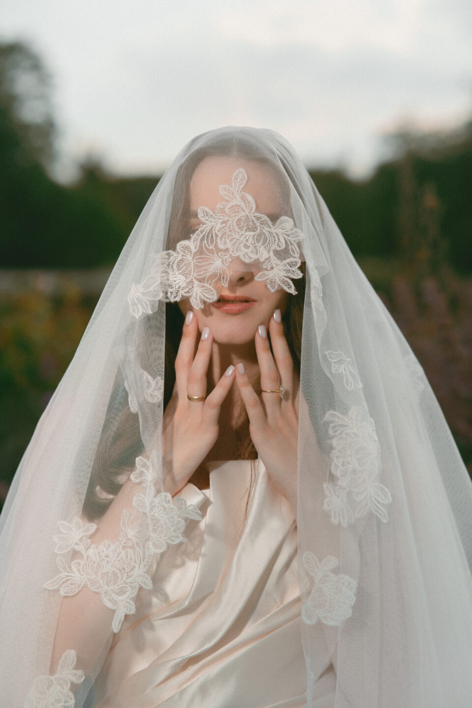 vestuviu fotosesija, fotografas, vestuves, fotografavimas, senamiestis, Vileisiu rumai, nuotaka, vestuves vilniuje, Vilnius, fotosesija senamiestyje, fotosesija kaune, Kaunas, fotografavimas dronu, vestuves su gyvunais, vestuves su zirgais, vestuviu fotografavimas, geriausias fotografas, geriausias fotografas vilniuje, geriausias fotografas kaune, vila laumzirgis, vogue nuotrauka, vestuves botanikos sodas